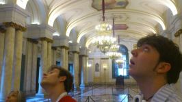 Dos asociados contemplan los frescos de las bóvedas en el Salón de los Pasos Perdidos, Tribunal Supremo.